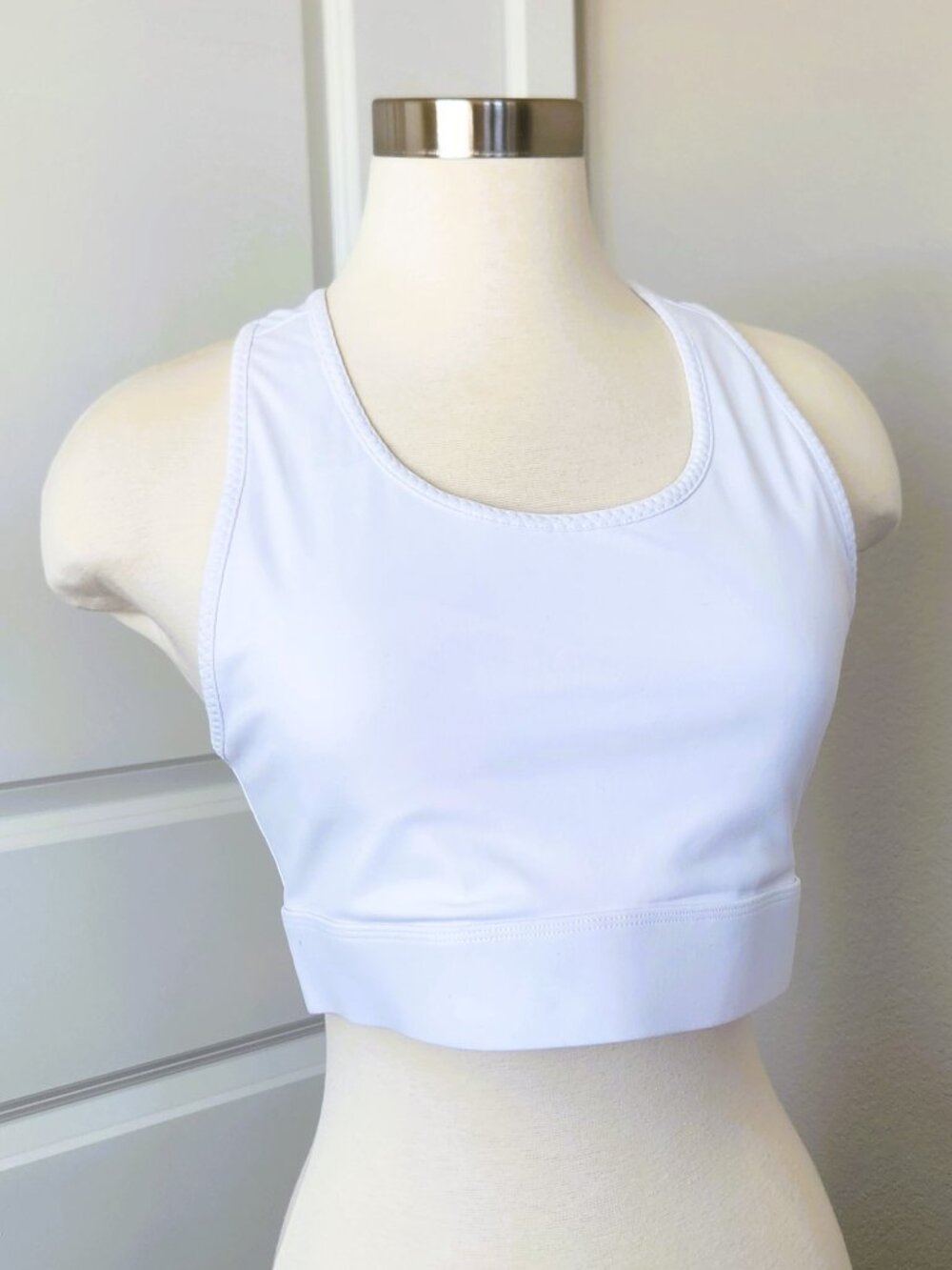 Fabletics Mila Medium Impact Sports Bra Size XL White w/ External Pocket